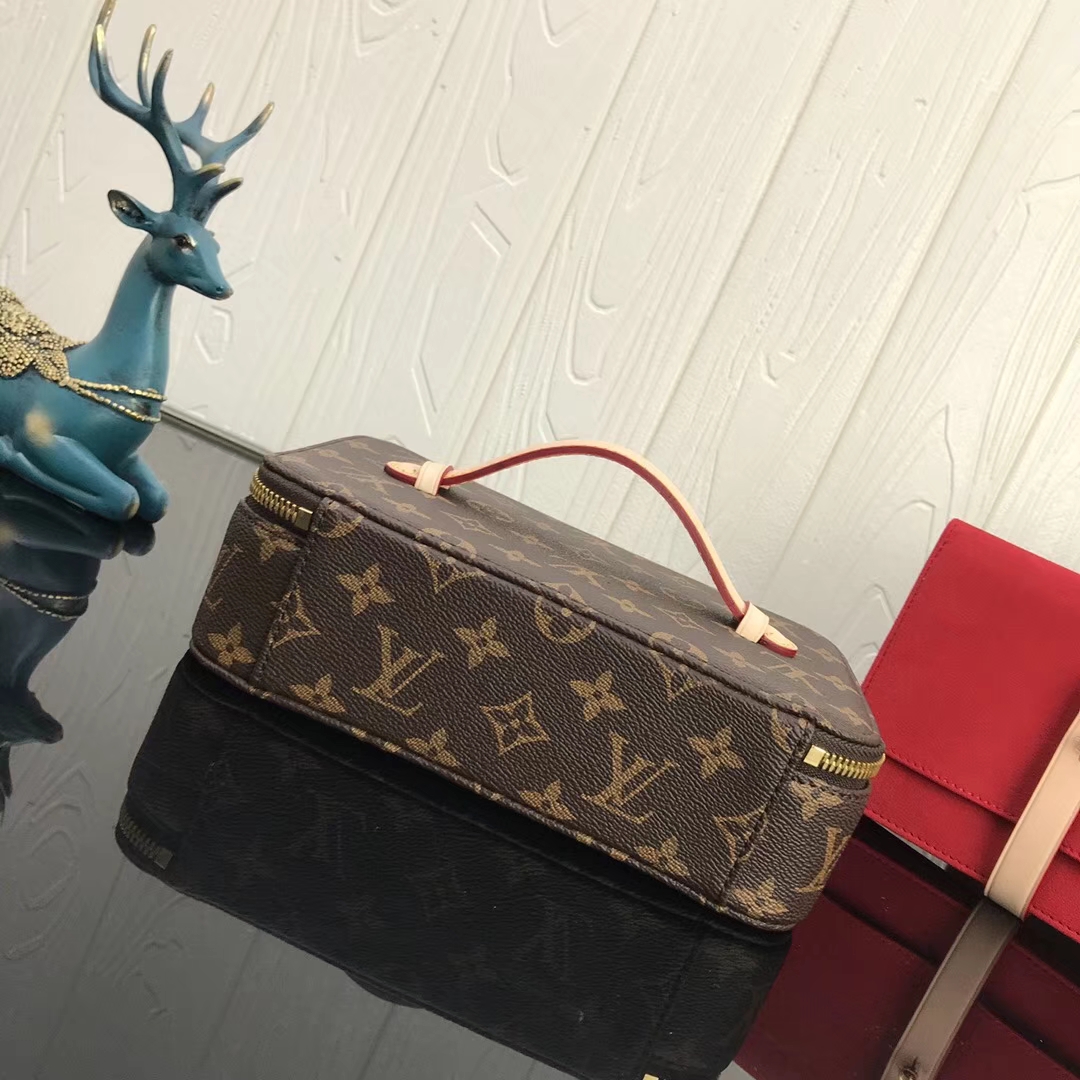 Louis Vuitton Leather Pouches & Cosmetic Bags (M43449)